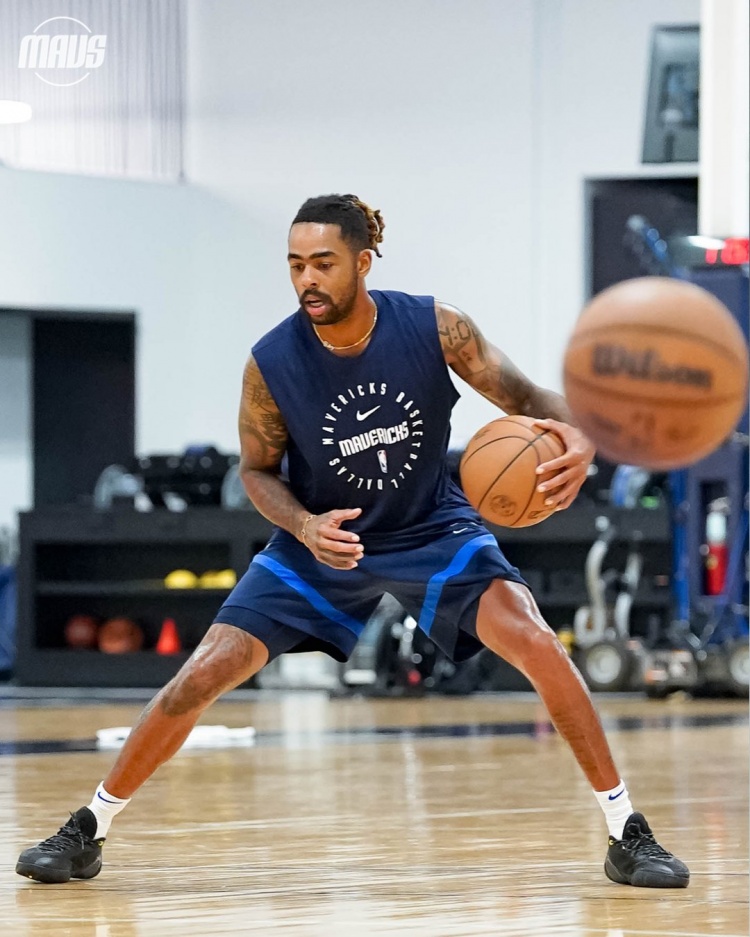 开练&amp;期待新赛季！独行侠官方晒新援拉塞尔多张训练照