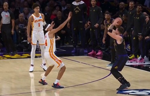 澳门百家乐登录入口-解说员都喊“Luka Magic”！东契奇连续扔进3记三分 湖人轰21-2！